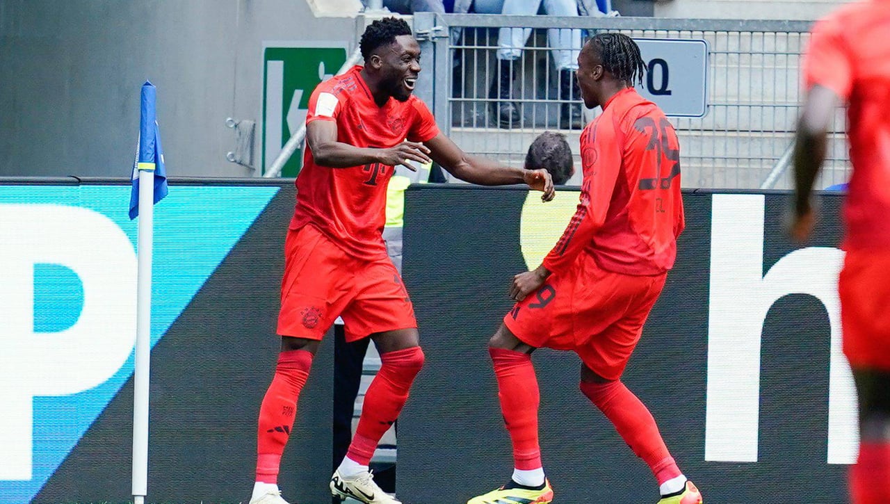 Davies juega al despiste con su futuro