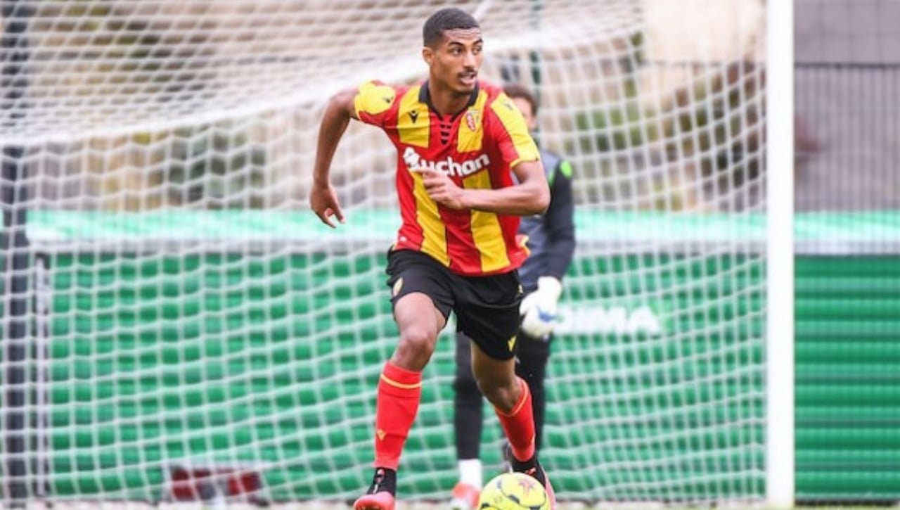 El primer fichaje del Sevilla, Loïc Badé, ya está en Sevilla