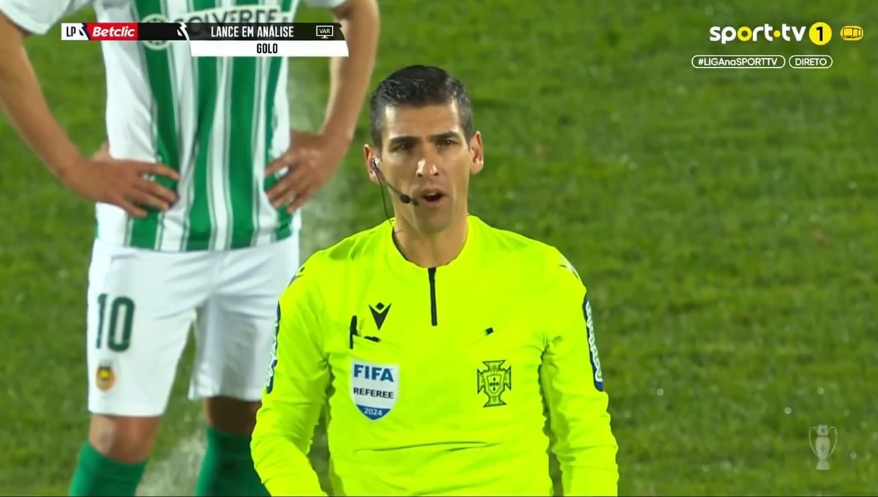 Un árbitro detiene el juego para justificarse ante la grada de manera insólita