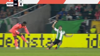 La polémica que el beticismo no se explica: El penalti en contra por una mano de Bartra precedida de rebote