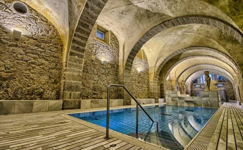 Balneario con fuentes termales y buena gastronomía, la escapada perfecta de otoño en uno de los pueblos más bonitos de España