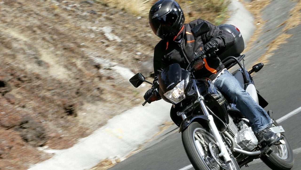 La DGT va a permitir circular por los arcenes