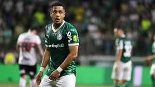 El 'tiro' de Vitor Roque al Betis le sale por la culata 