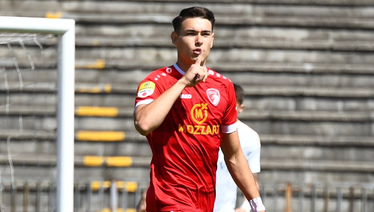 Betis y Sevilla, en la competida carrera por el jovencísimo talento serbio Matija Gluscevic