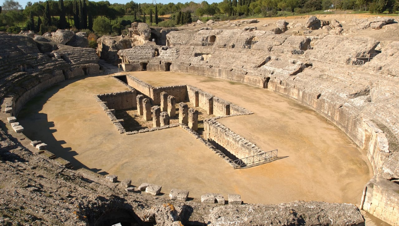 A 15 minutos de Sevilla: Itálica, el yacimiento romano que forjó dos emperadores y guarda un anfiteatro monumental