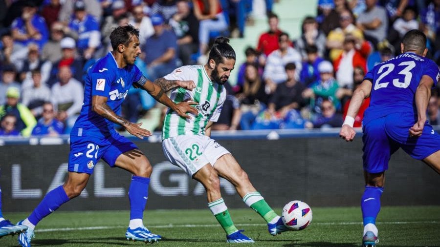 La polémica del Getafe - Betis: así fue el codazo de Arambarri a Isco