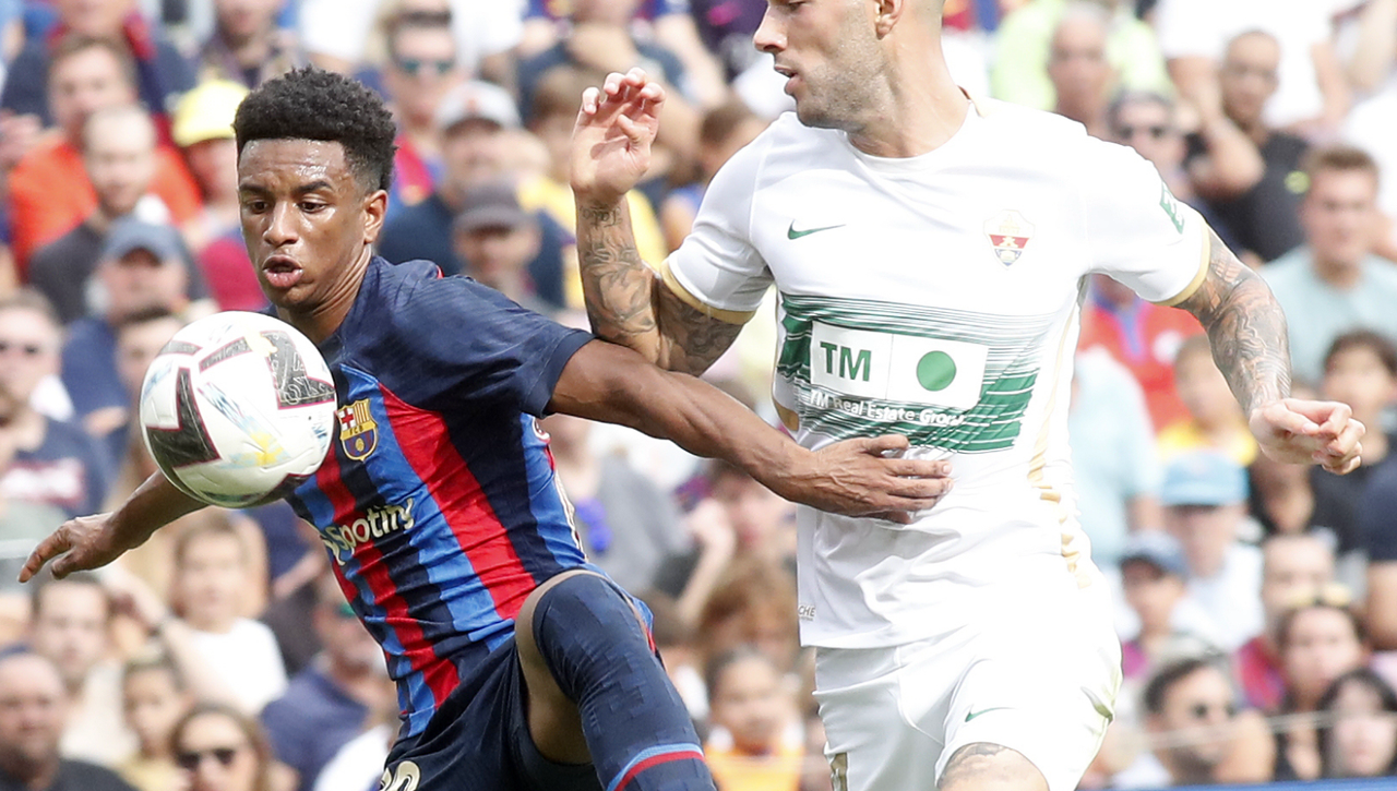 Alejandro Balde deja abierta la puerta de salida del Barcelona