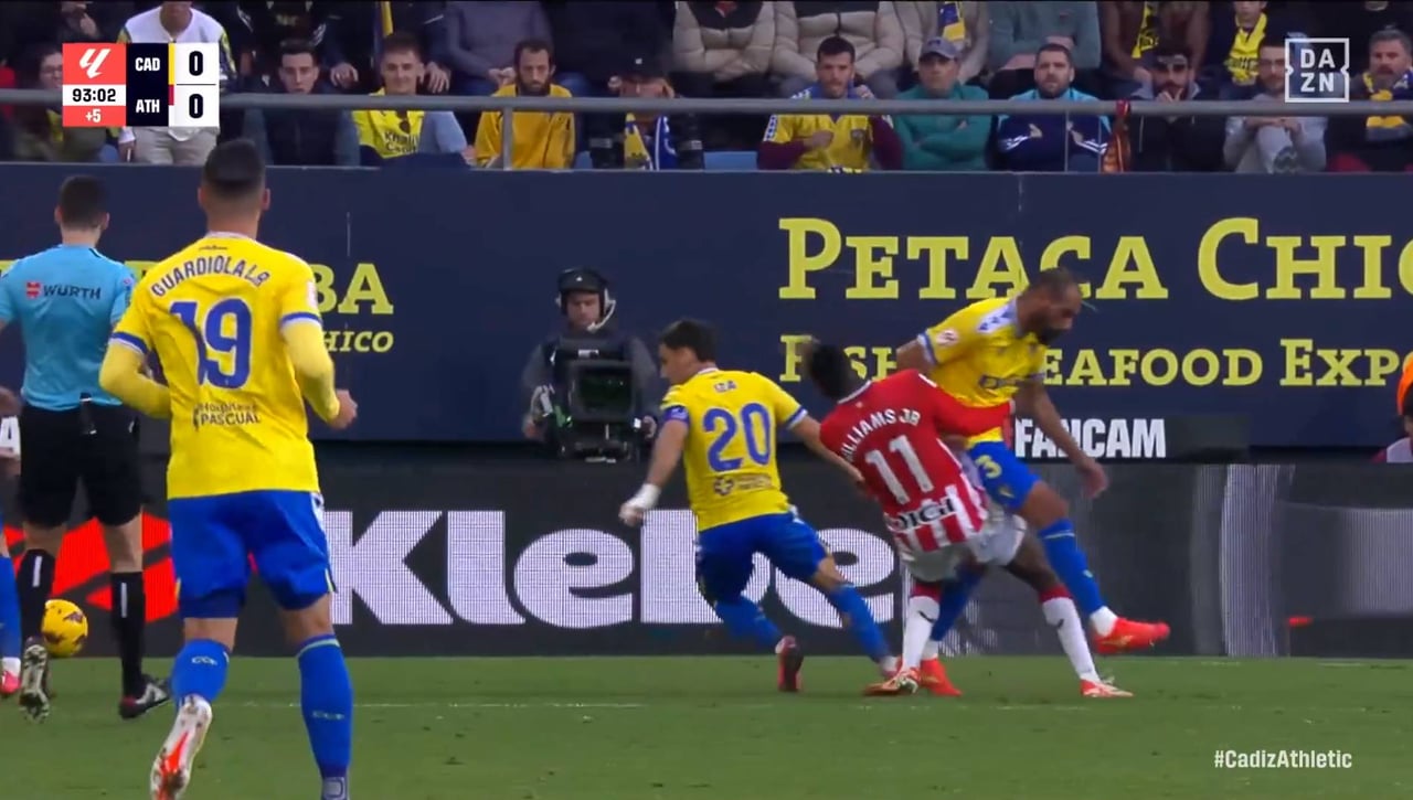 El codazo de la polémica a Nico Williams en el Cádiz - Athletic que indigna en Bilbao