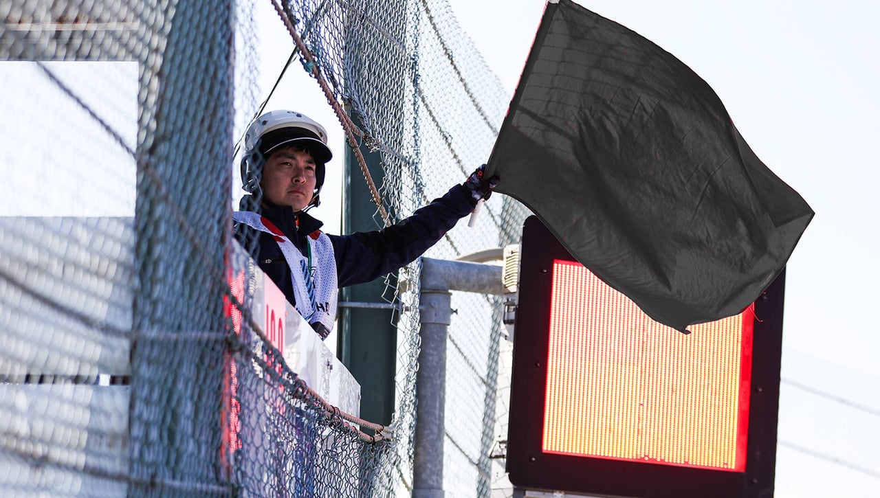 ¿Qué penaliza una bandera negra en Fórmula 1?
