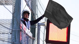 ¿Qué penaliza una bandera negra en Fórmula 1?