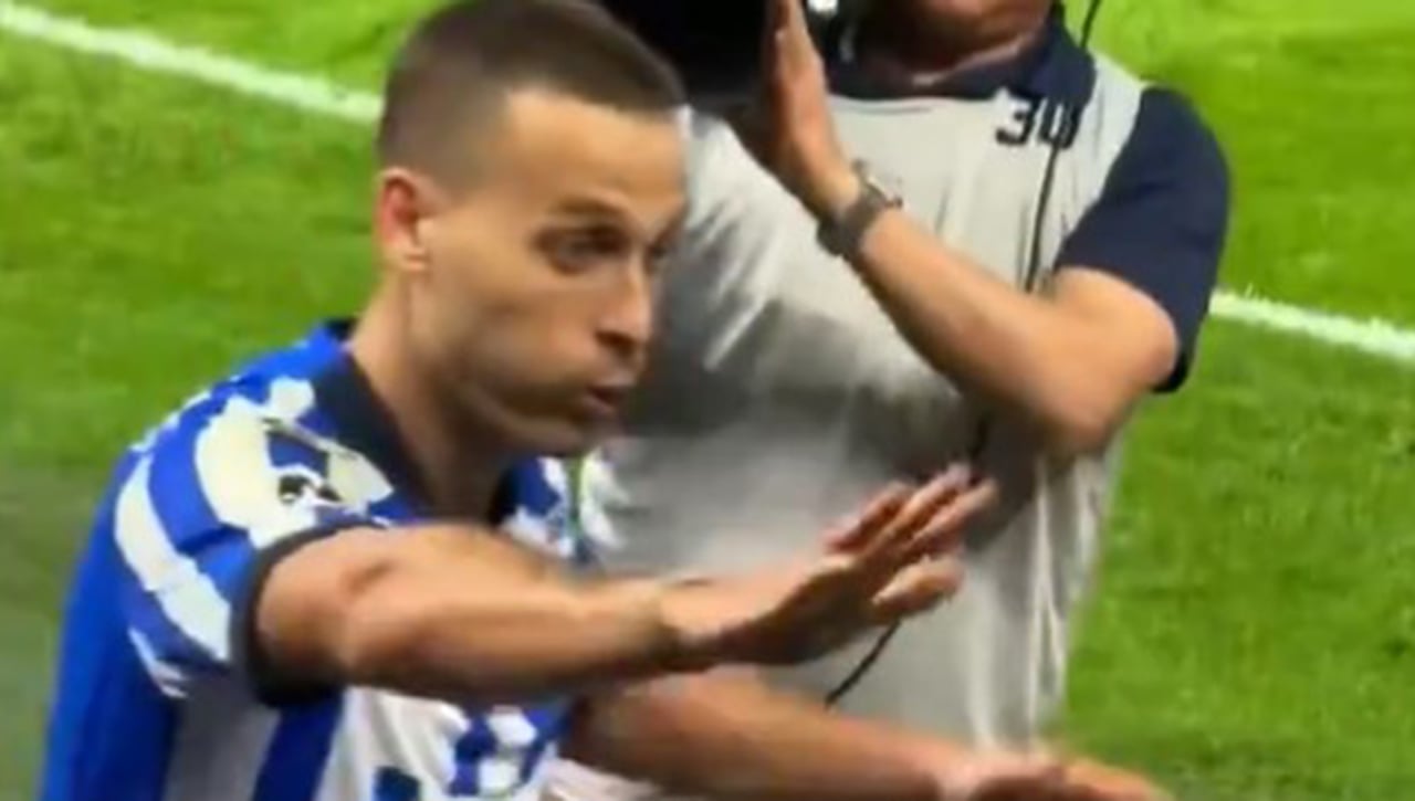 Canales vuelve a marcar y... ¡golpea a un policía en la celebración!