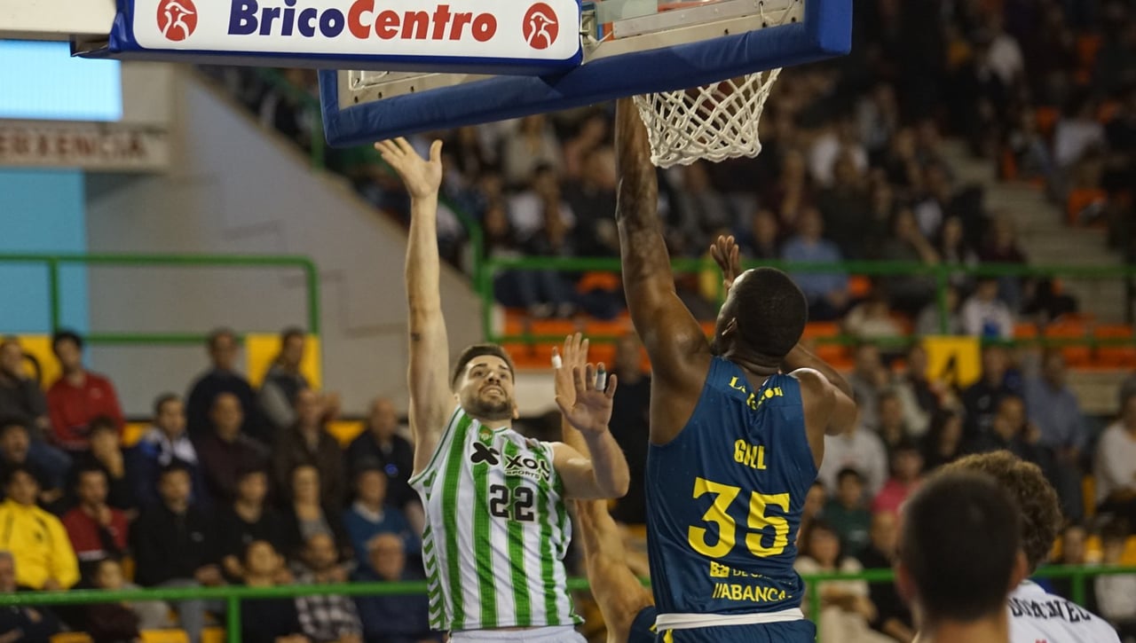 El Betis Baloncesto, otra vez, por la mínima ante el Ourense Baloncesto (84-83)