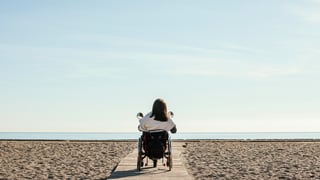 Una joven con ELA consigue caminar de nuevo por un nuevo tratamiento