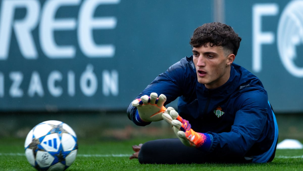 Inoportuna lesión de Manu González, portero pluriempleado del Real Betis y la selección española: Morante y Óscar Masqué viajarán solos