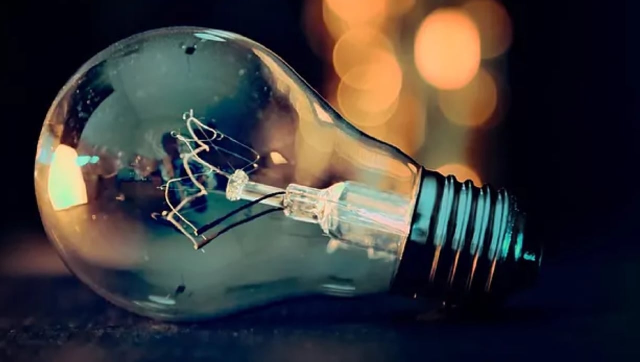 Precio de la luz el lunes 23 de enero de 2023: cuándo está más barata y más cara