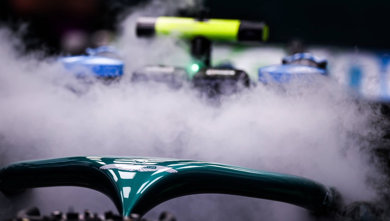 Fernando Alonso arde por la radio en Barcelona