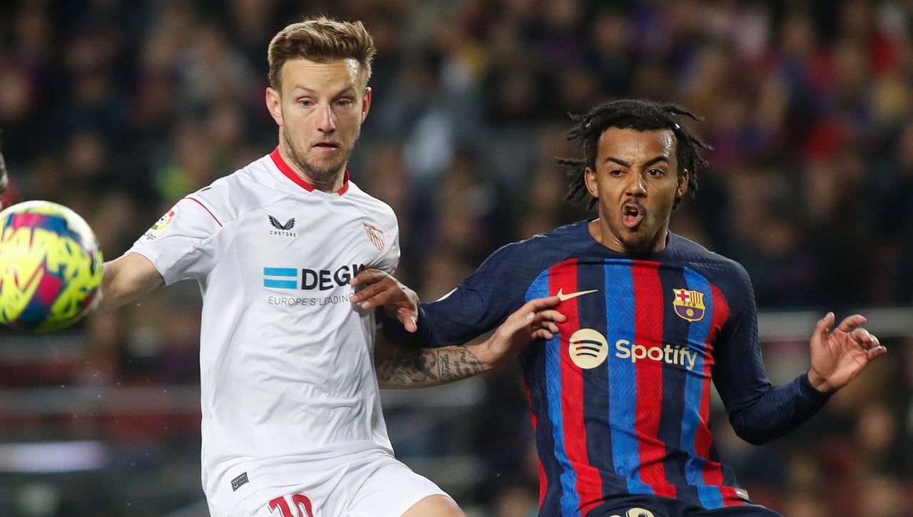 La autocrítica del vestuario del Sevilla con el planteamiento y el juego en el Camp Nou