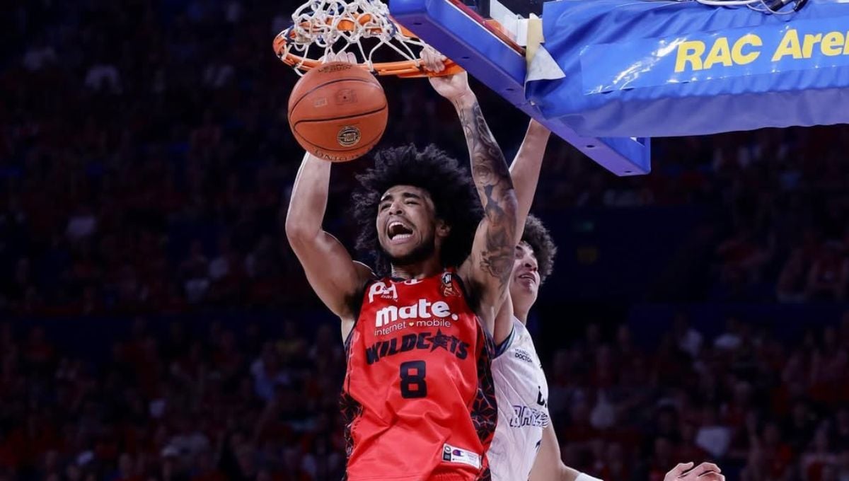 Izan Almansa tira la puerta abajo