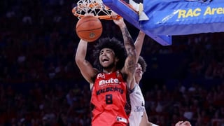 Izan Almansa tira la puerta abajo