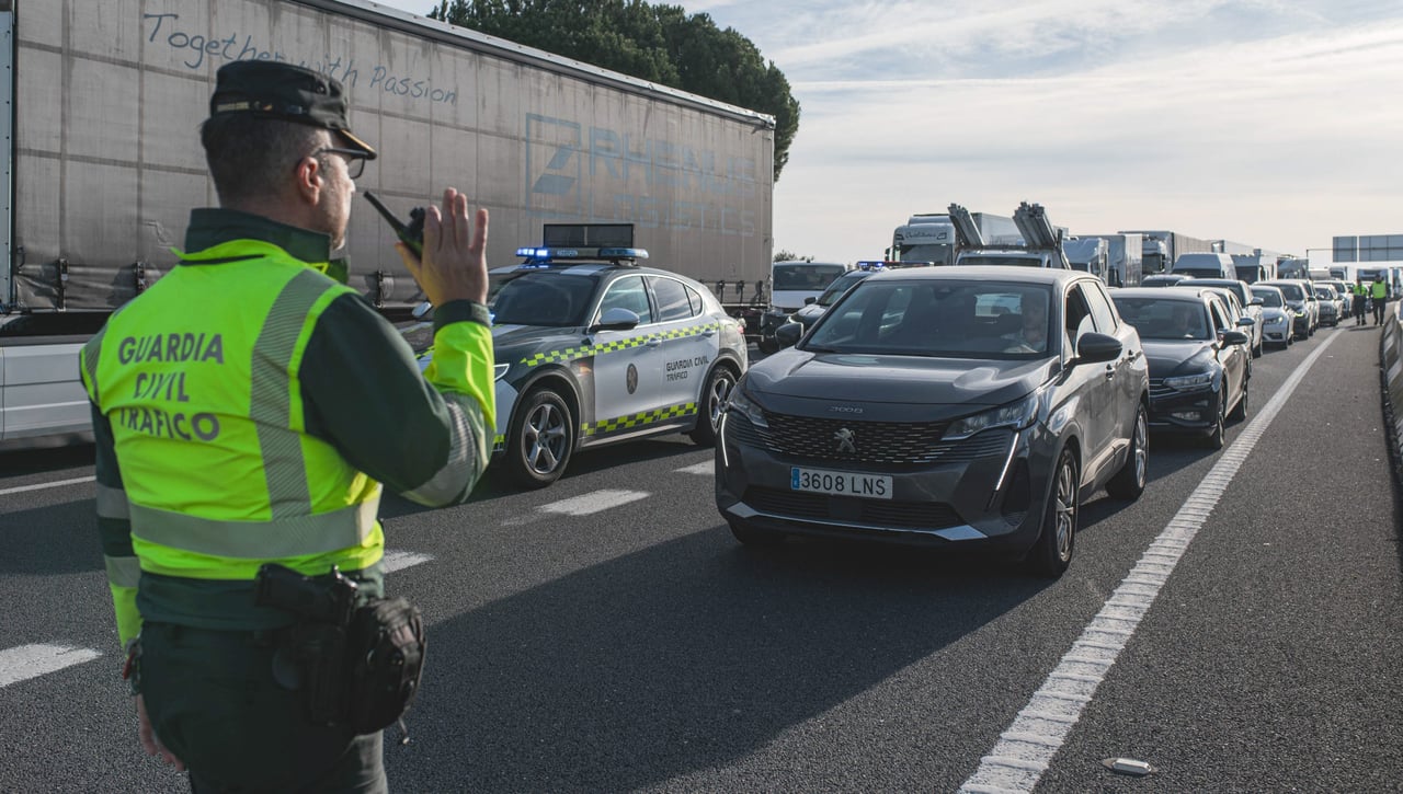 La señal obligatoria a  llevar en el coche y que la Guardia Civil está revisando  