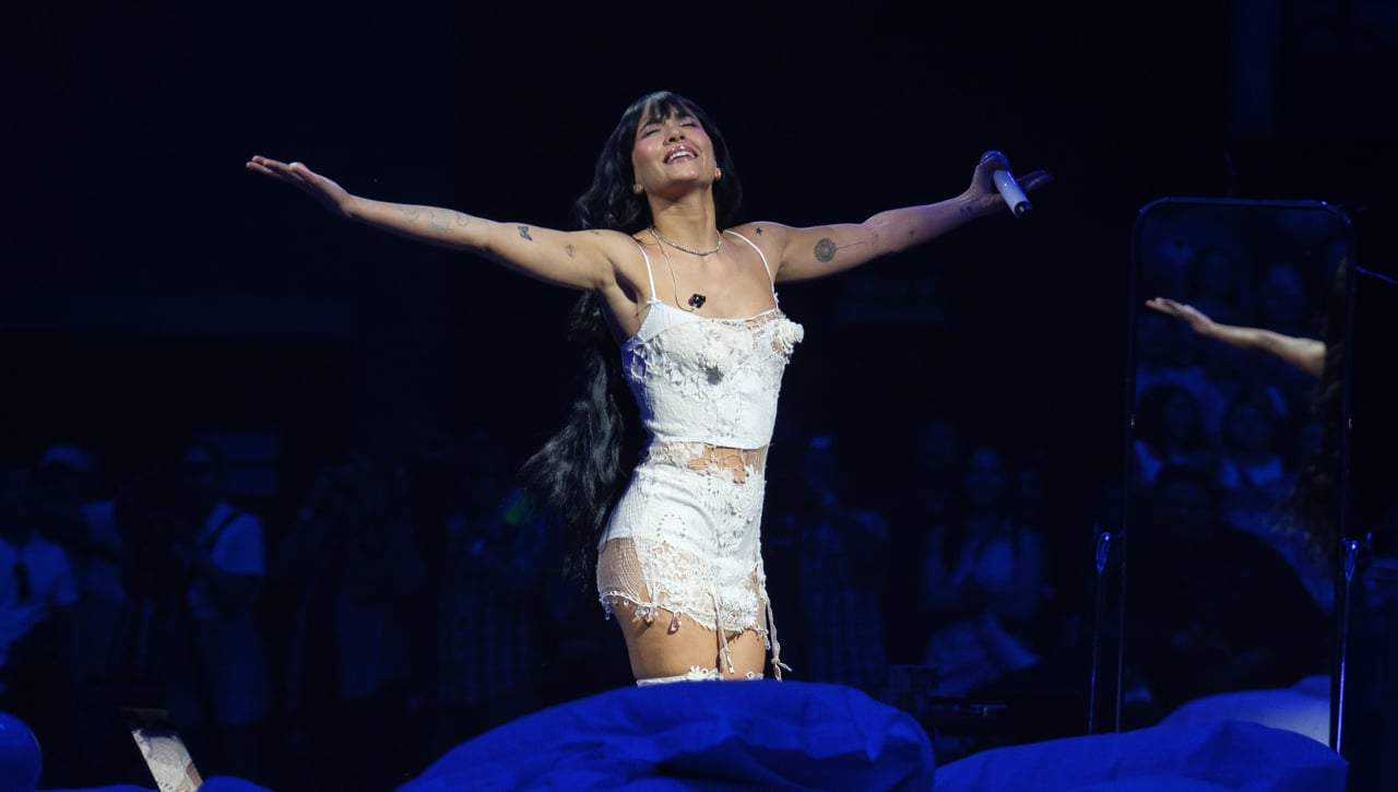 Plex sube con Aitana al escenario y las redes se llenan de críticas