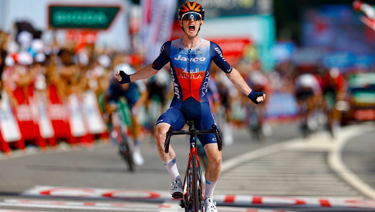 Eddie Dunbar triunfa, Mas y Roglic se ganan seguir soñando