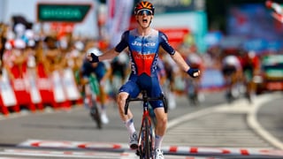 Eddie Dunbar triunfa, Mas y Roglic se ganan seguir soñando