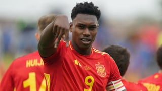 Samu Omorodion tira la puerta de Luis de la Fuente