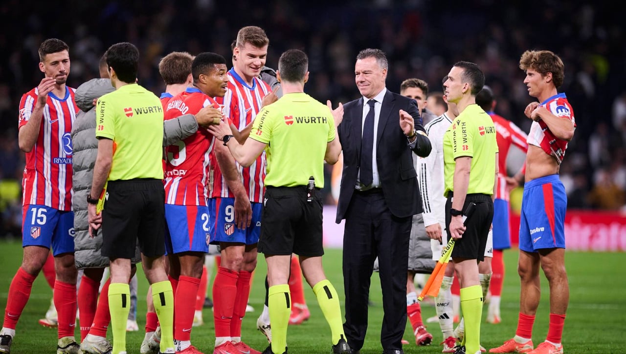 El Atlético de Madrid celebra la actuación del árbitro