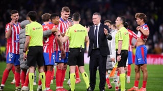 El Atlético de Madrid celebra la actuación del árbitro