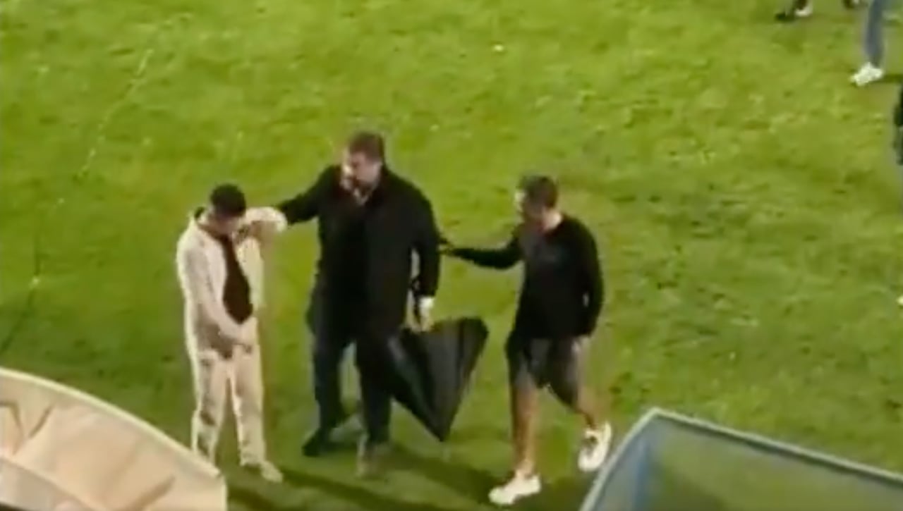 Las imágenes del rifirrafe entre Sérgio Conceiçao y el alcalde de Cartaya tras el Oporto - Sevilla