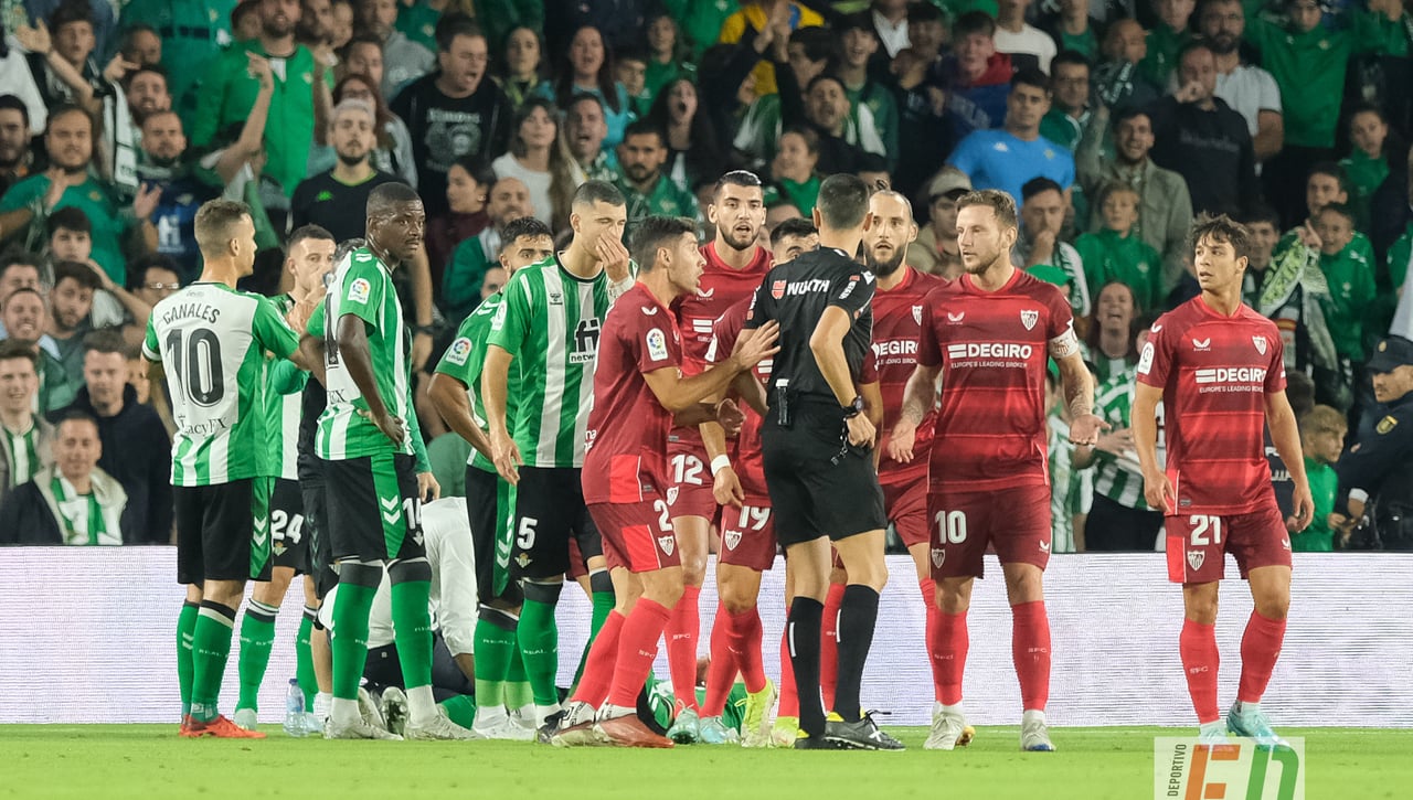 Los líos con Montiel y Fekir, el VAR, la incredulidad de Borja Iglesias... Las imágenes del derbi Betis - Sevilla