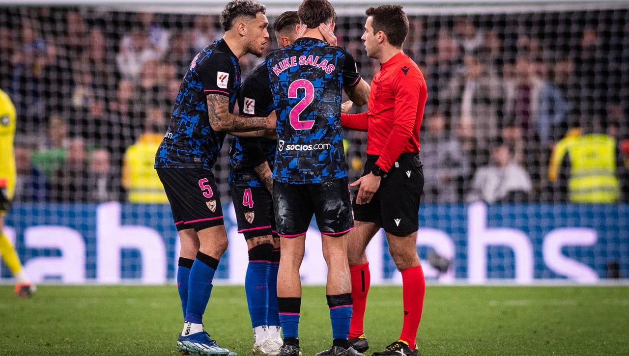 El vestuario del Sevilla lo tiene claro: "Hay fuera de juego"