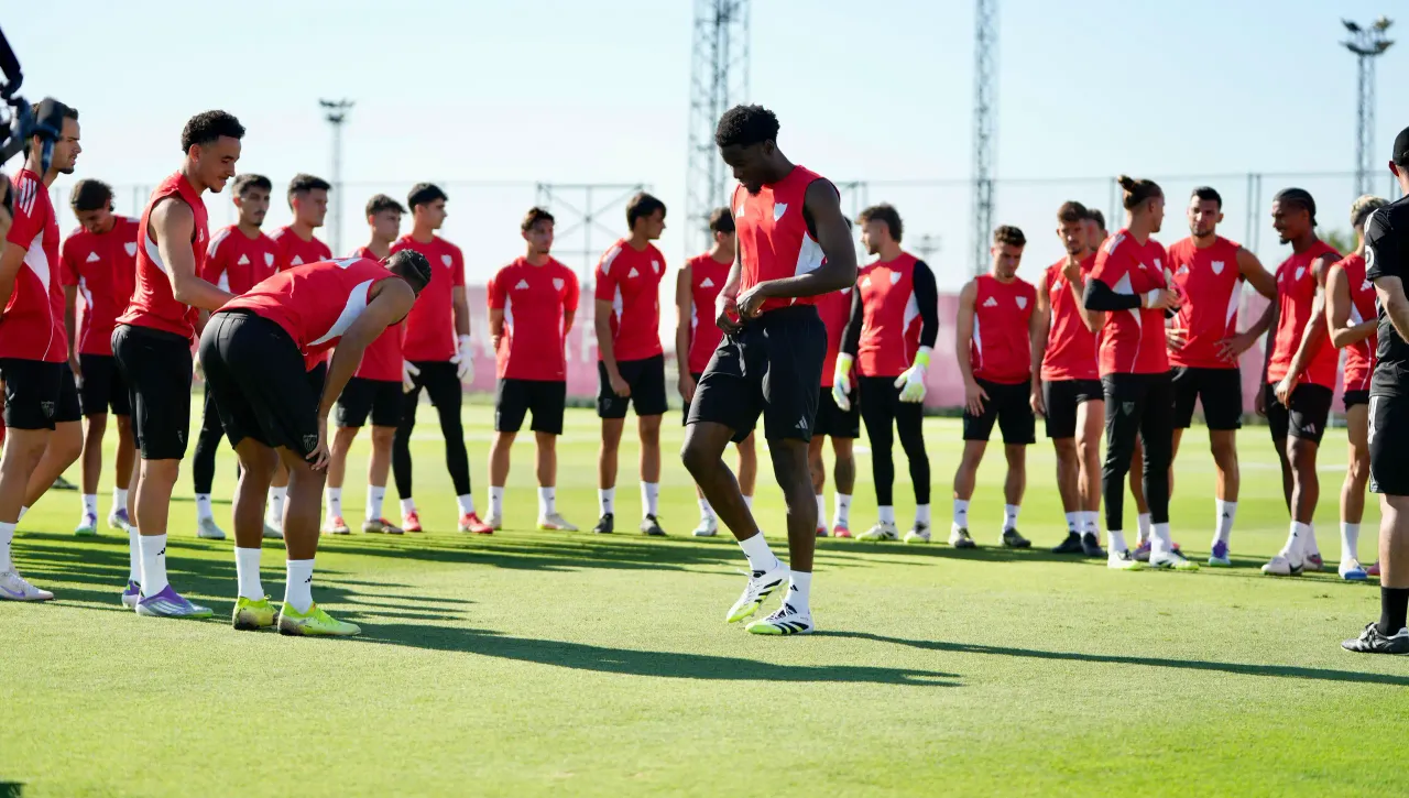 Juanlu y Agoumé, novedades en la sesión del Sevilla