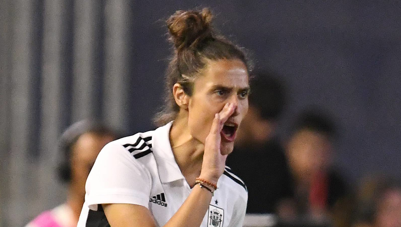 Montse Tomé ve como varias jugadoras de la Selección la señalan