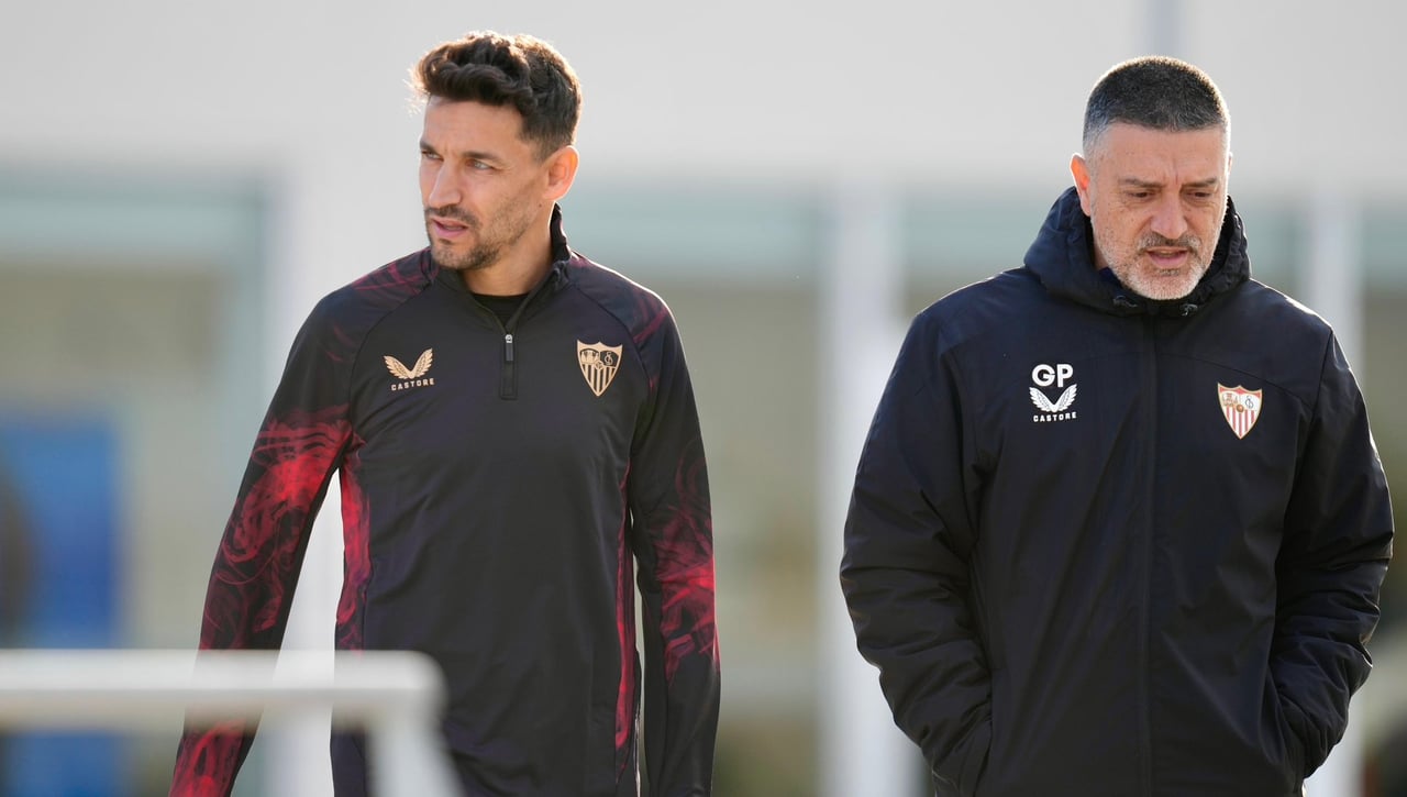 Un entrenamiento del Sevilla sin buenas noticias pero con visita especial