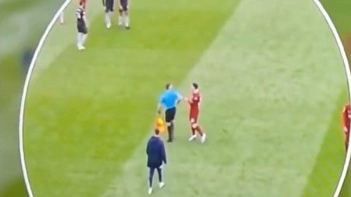 Lío en la Premier, un árbitro le suelta un codazo en la cara a un jugador del Liverpool