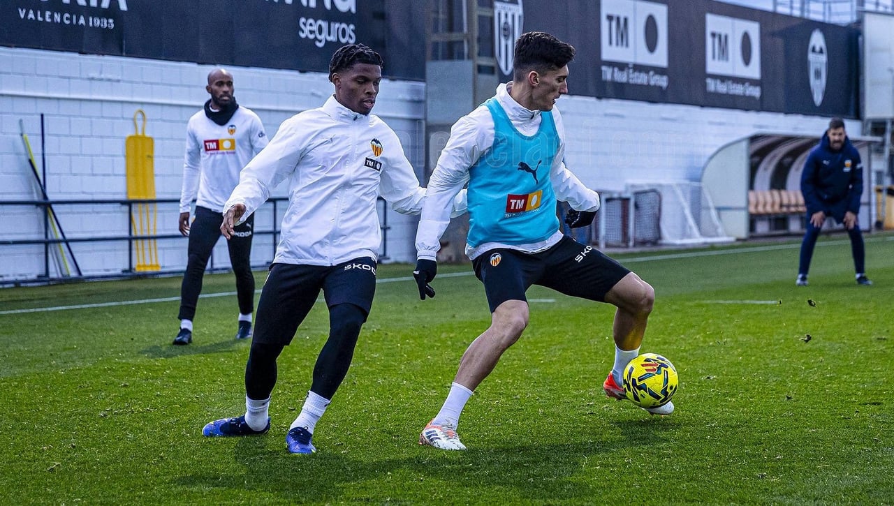 Dos bajas en la vuelta al trabajo del Valencia