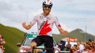 Michael Woods se impone y O'Connor se deja medio 'rojo' en el camino