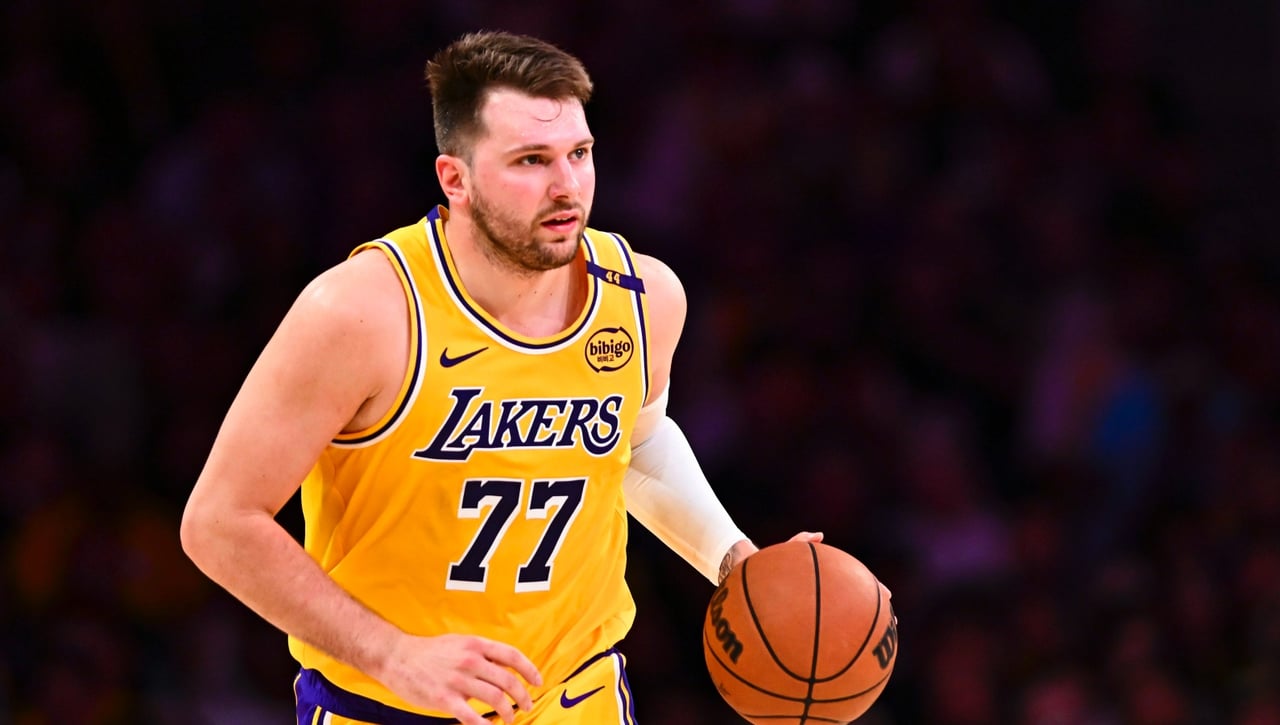 Luka Doncic alcanza la meta a costa de Nikola Jokic