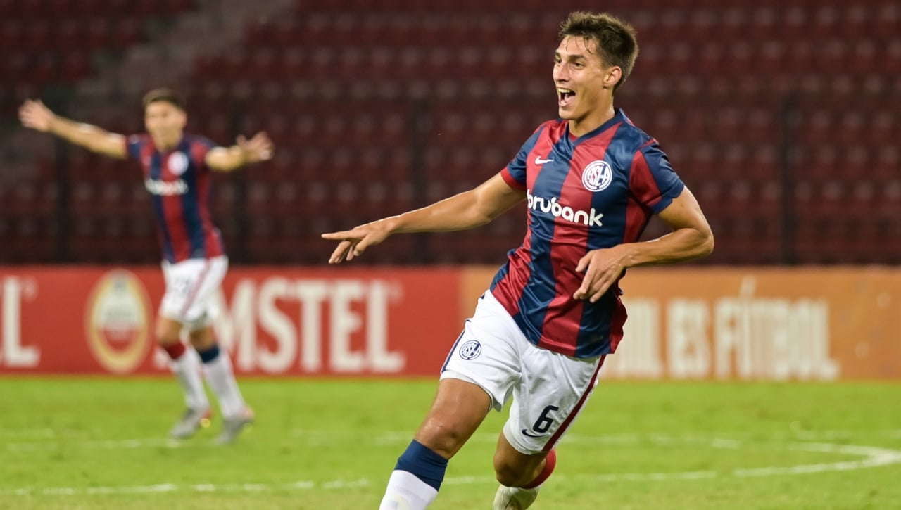 ¡Pero qué hiciste Gattoni! El golazo del futuro central del Sevilla con San Lorenzo