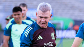 Javier Aguirre, seguido de cerca