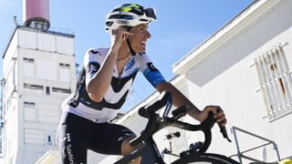 El equipo Movistar se rinde con Enric Mas