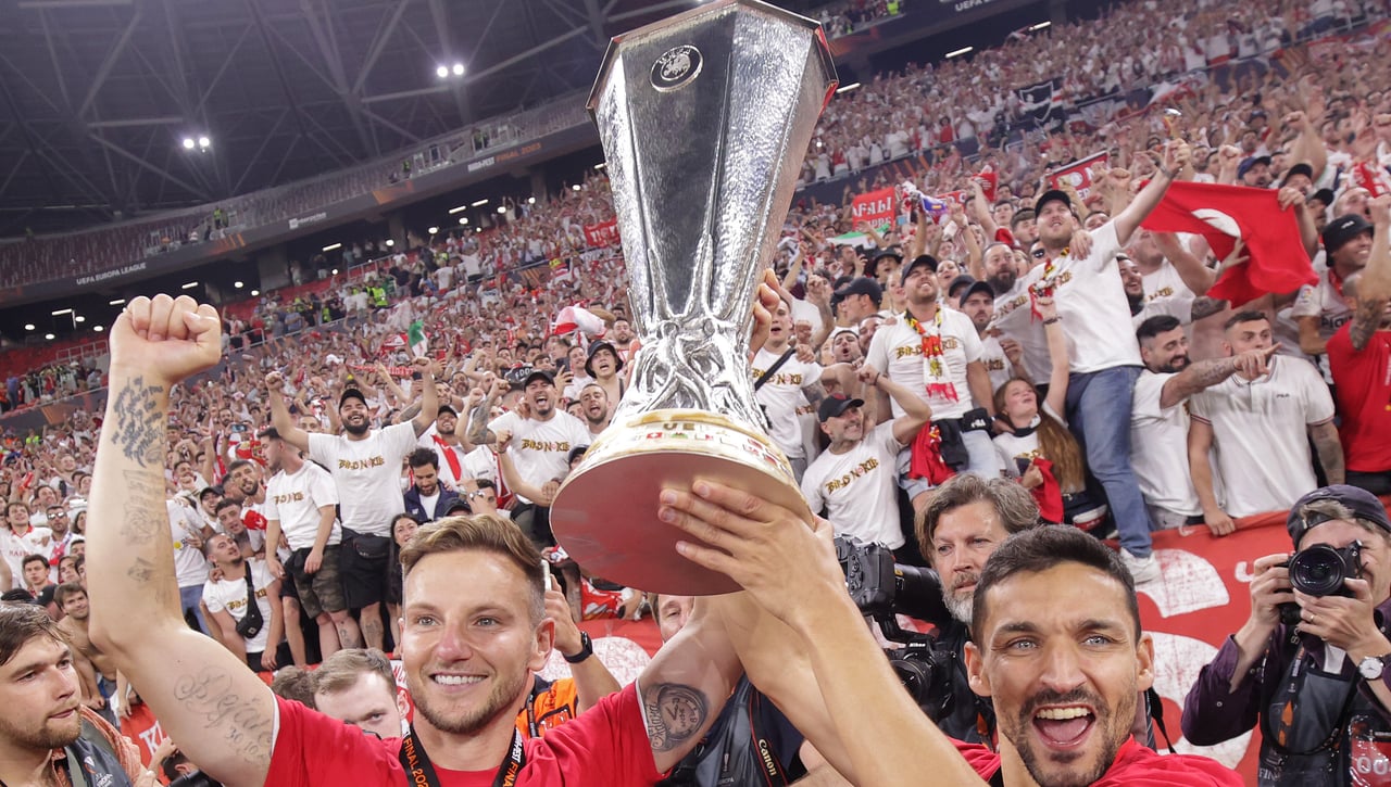 Unos 40 sevillistas, sin final de la Europa League y sin su dinero: "Nos robaron la ilusión"