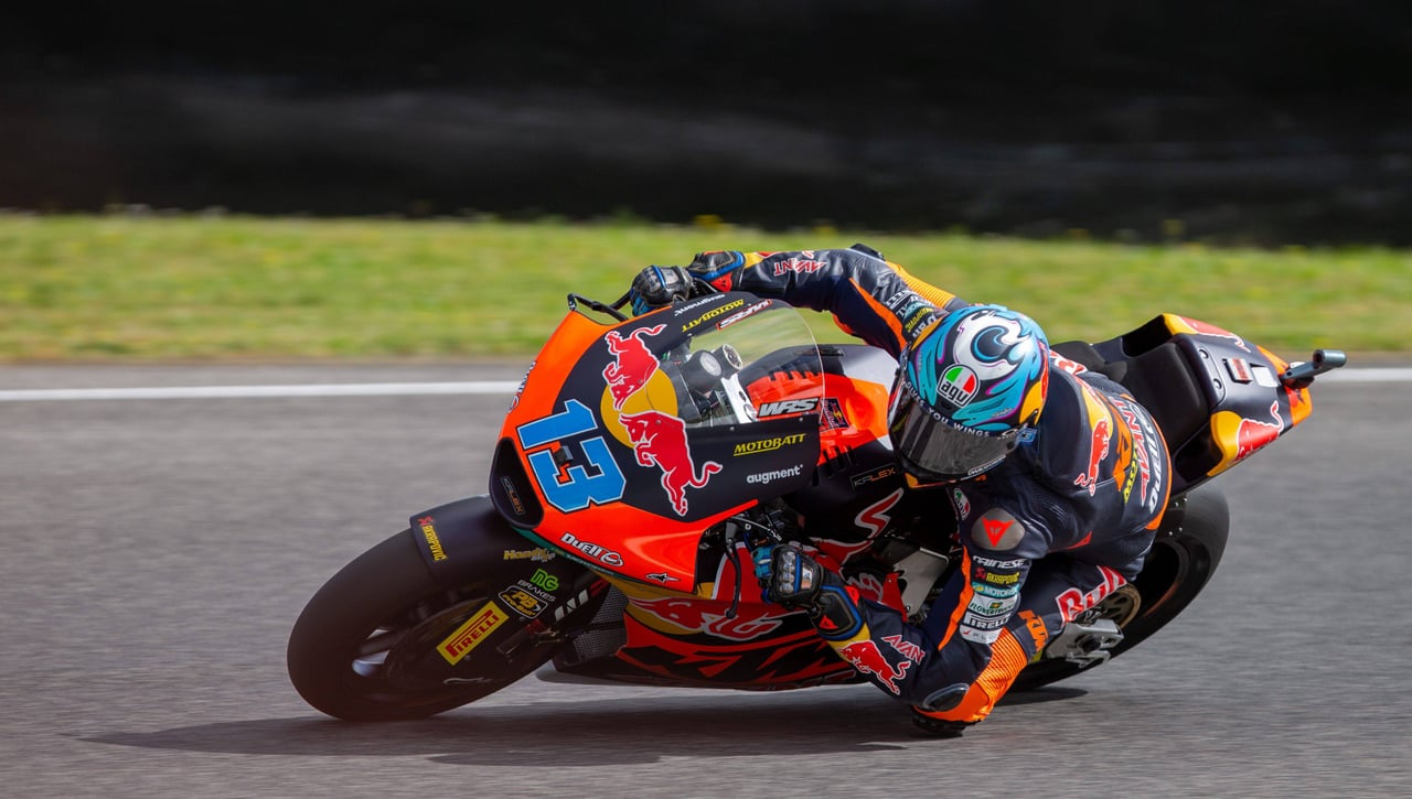 Vietti se hace con la pole en Austria con Ogura fuera de combate