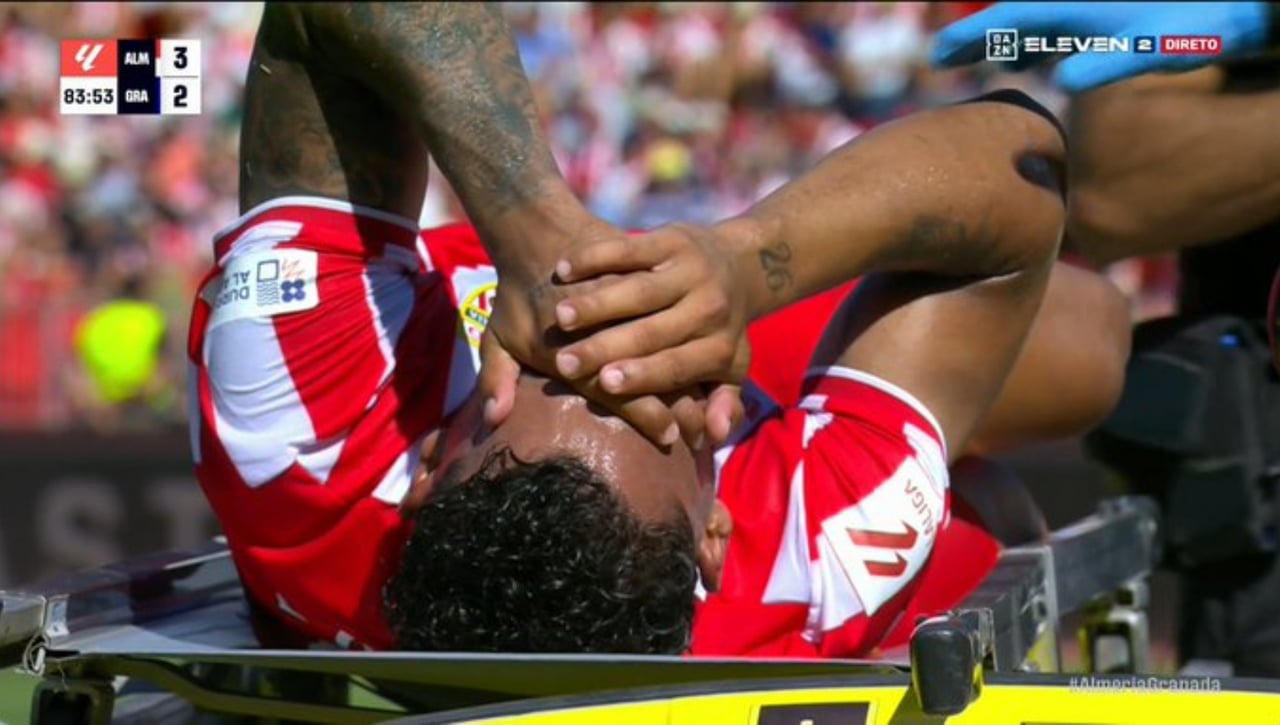 Luis Suárez abandona el partido en ambulancia