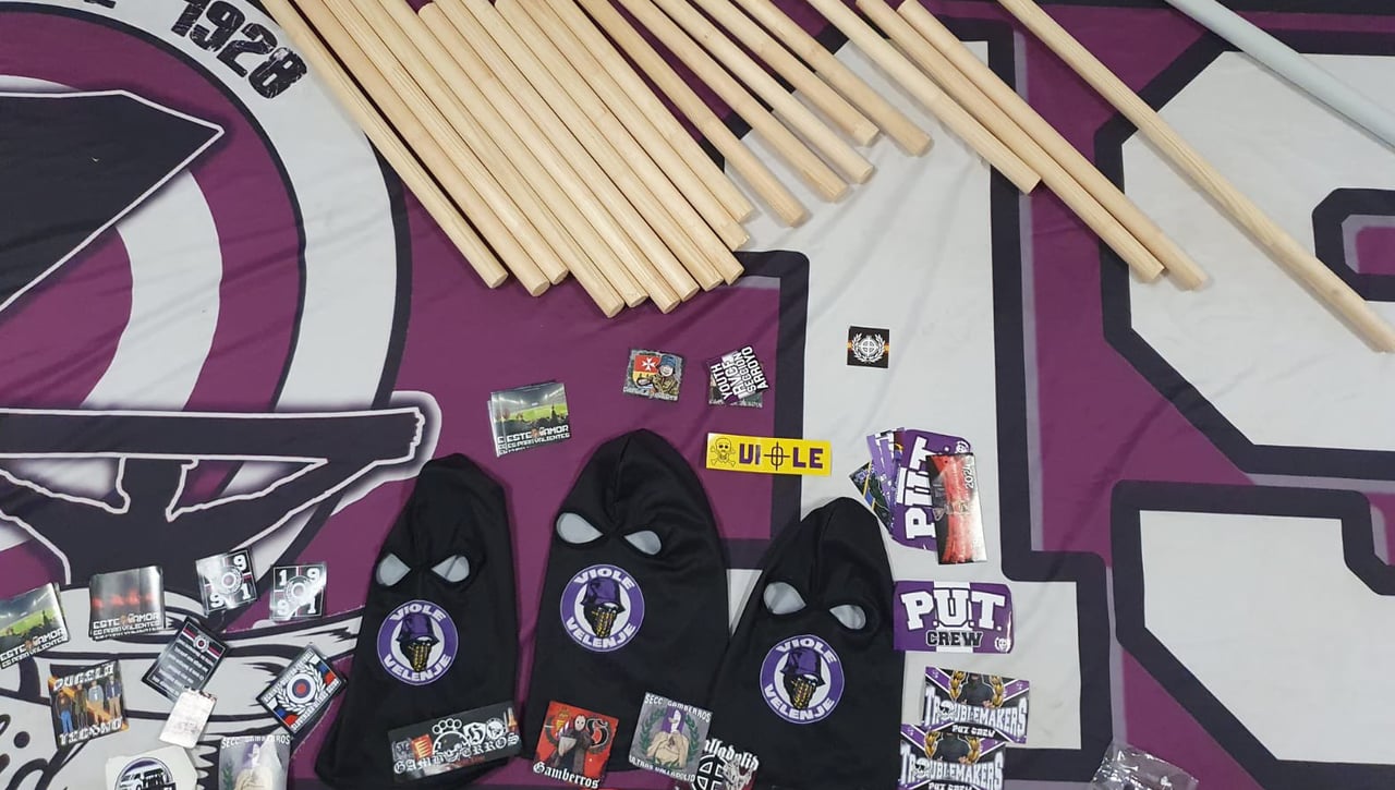 La Policía evita la violencia ultra en el Valladolid - Sevilla: palos, pasamontañas... 