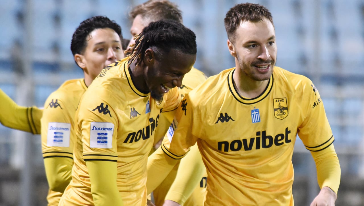 Loren Morón vuelve a marcar y aspira a revalidar el Pichichi en Grecia