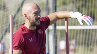 Dmitrovic confiesa cómo es su relación con Bono en el Sevilla