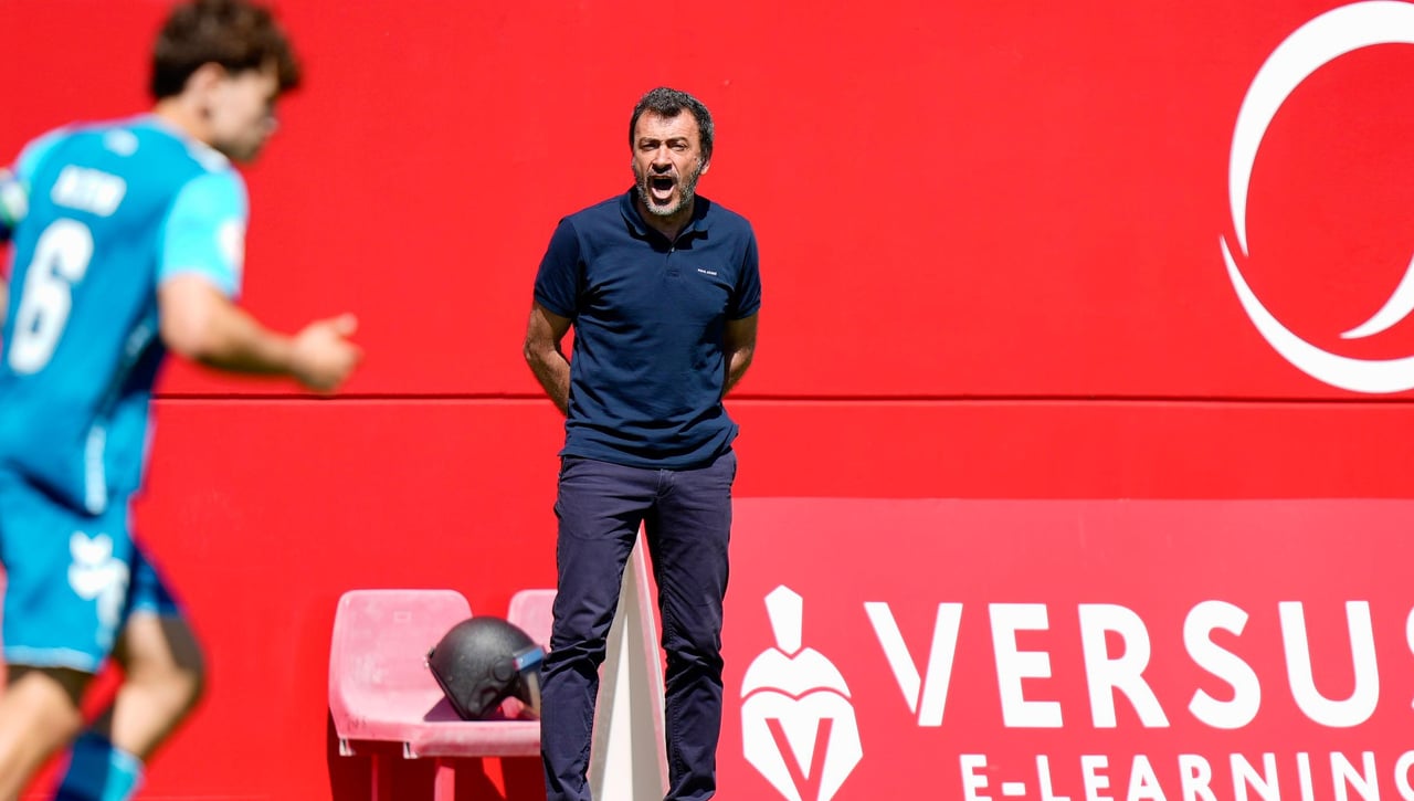 Galván, visiblemente emocionado, da buenas y malas noticias a Caparrós 